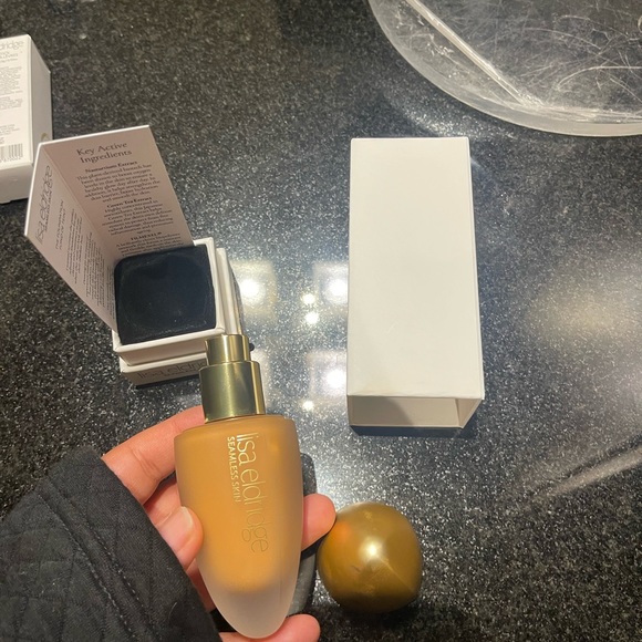 Lisa Eldridge seamless foundation shade 24 - Picture 7 of 8